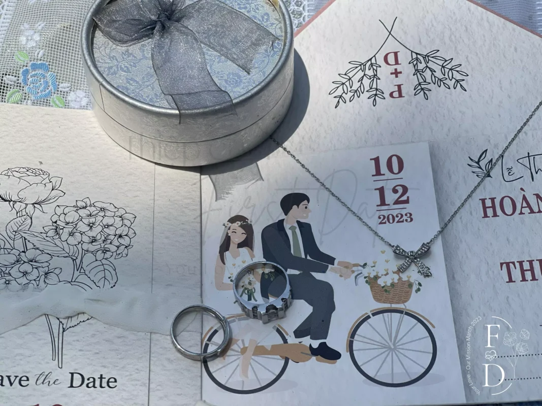 Thiệp cưới chưa in tên in hình nhà First Date