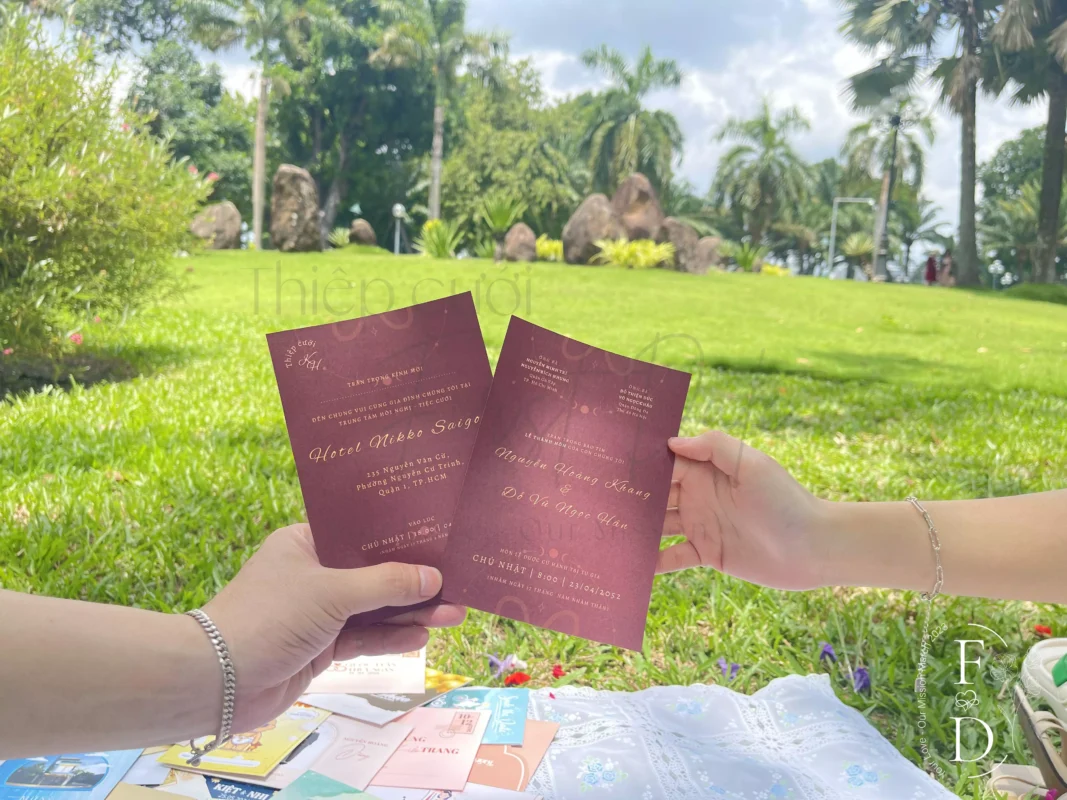 Thiệp cưới thuộc mệnh Hoả