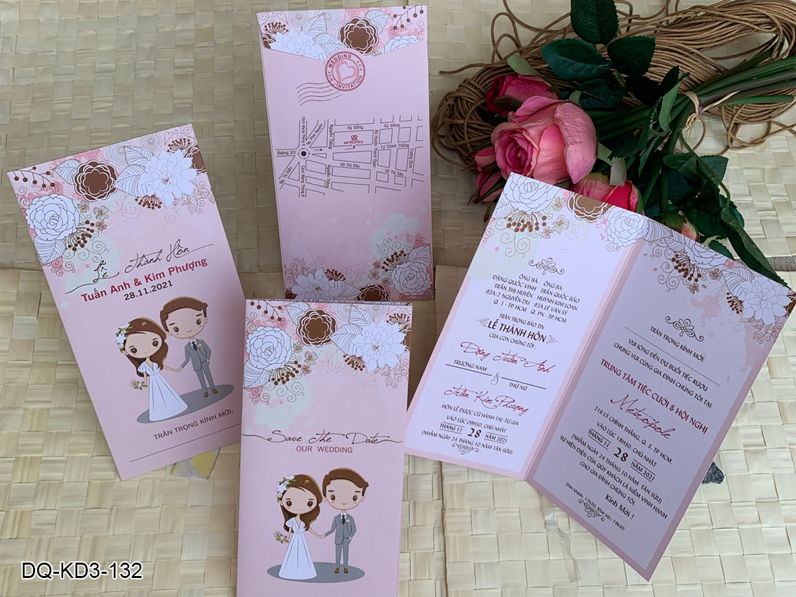Thiệp cưới chibi in hình đáng yêu với khuôn mặt to tròn